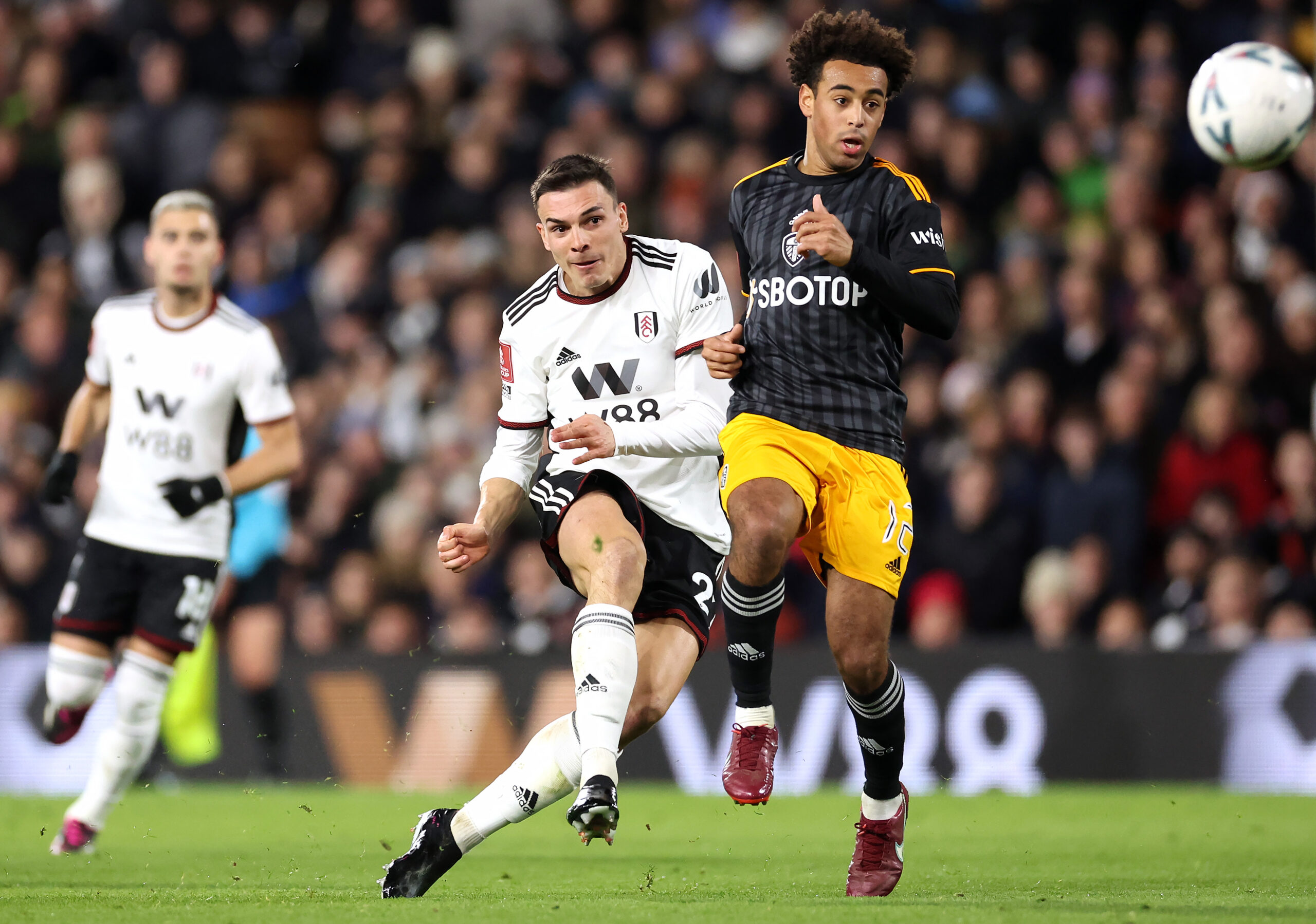 Manchester United chấp nhận bán Casemiro để đưa về 1 người trẻ hơn