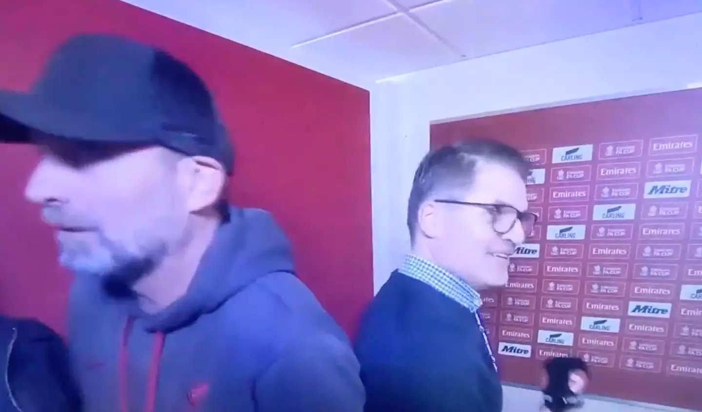 HLV Jurgen Klopp tức giận rời khỏi phòng họp báo